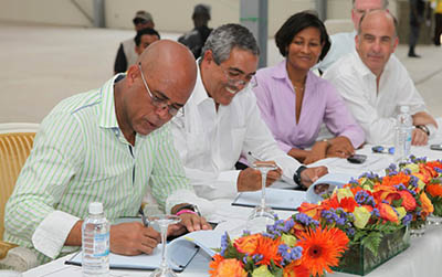 Le Président Michel Joseph Martelly et M. Pierre Eric Gardère, PDG de Peintures Caraïbes, signant l’acte de location du nouveau local de la compagnie à l’intérieur du Parc Industriel de Caracol